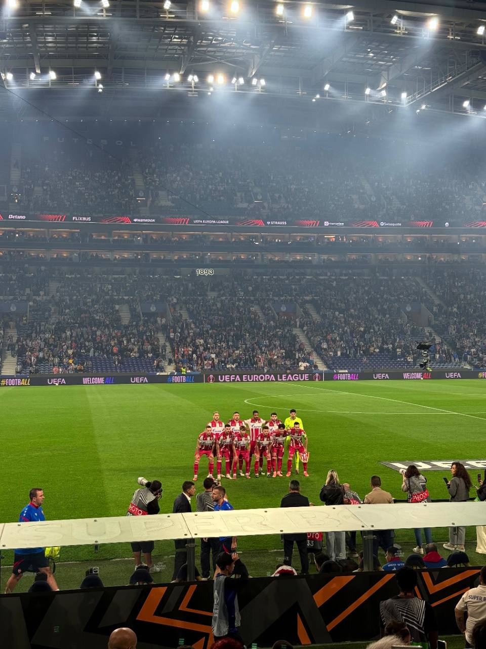 Photo d'équipe de l'Étoile Rouge sur la pelouse du Dragão