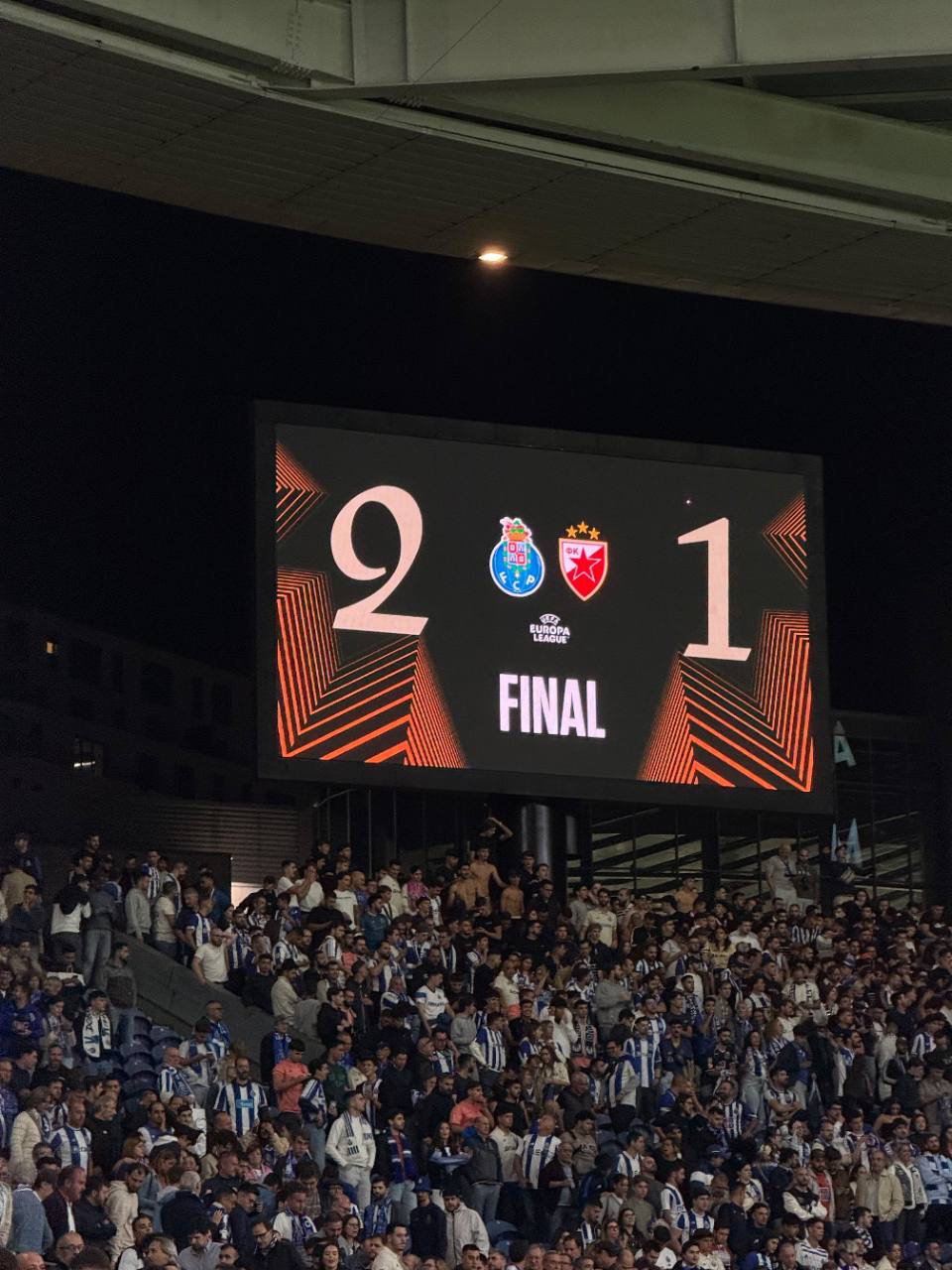 Score final FC Porto 2-1 Étoile Rouge sur l'écran du stade