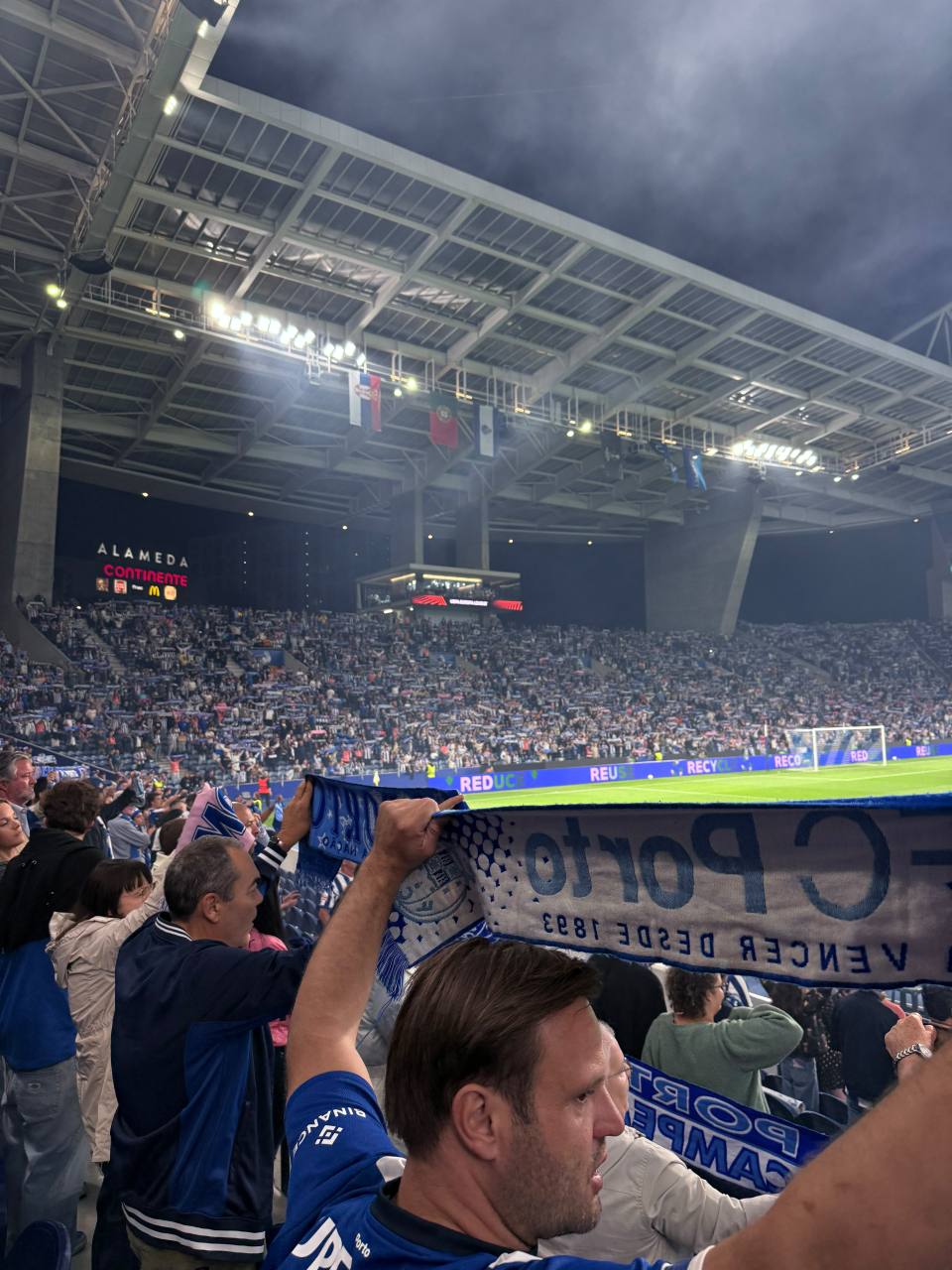Tribune de l'Estádio do Dragão avec des supporters du FC Porto
