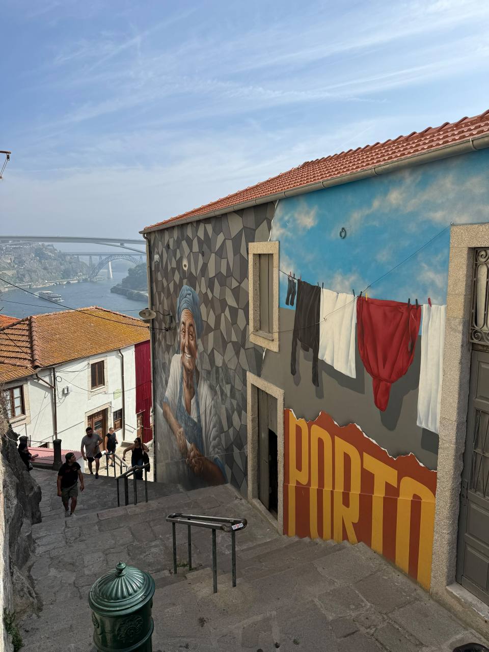 Mur peint à Porto avec le Douro en arrière-plan