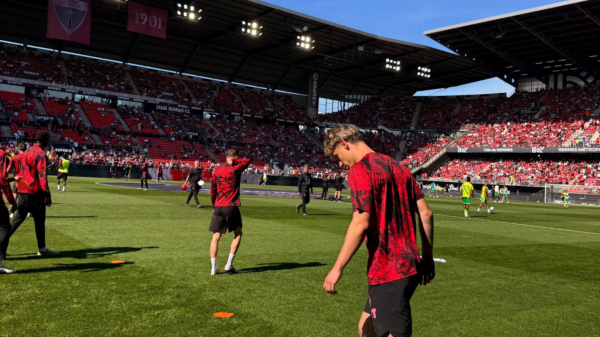 12eHomme photo : Echauffement des joueurs en bord terrain